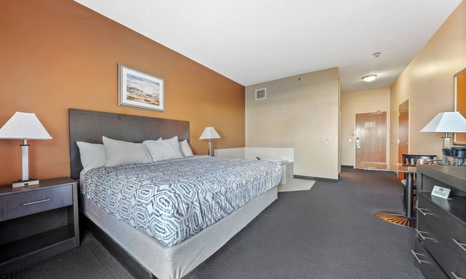 Put-in-Bay Hotel | Jacuzzi Tub & King Bed Bayshore Resort