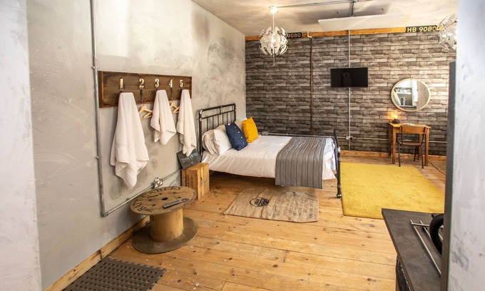 Merthyr Tydfil Apartment | James' Place Pontmorlais Studio 8 - Twm