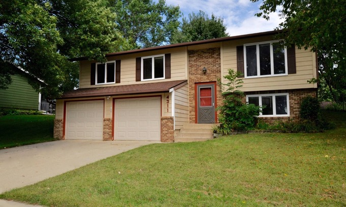 Rochester House | Jasmine House - 3 Bedrooms - 2 bath- 2 Miles From Mayo Clinic/St. Mary's