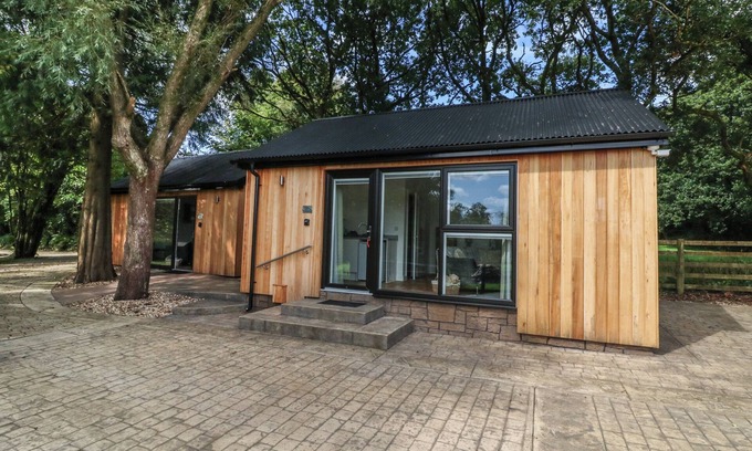Swimbridge Cottage | JASMINE, romantic, with hot tub in Barnstaple