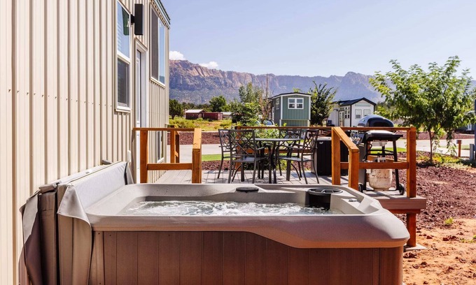 Apple Valley Apartment | Jasper Tiny Home with Private Hot Tub
