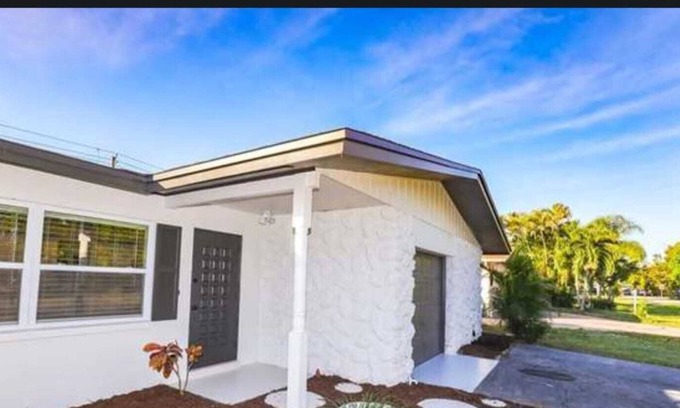 Villas House | Jasper Villa - Pool & Hot Tub. Beach supplies and a home with all the amenities!