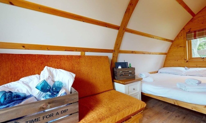 Leighton Buzzard House | Jazz - Delightful en-suite wigwam with hot tub