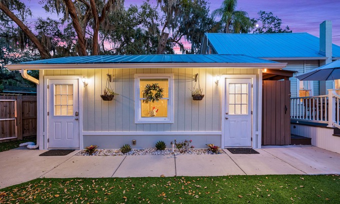 Safety Harbor Cottage | JD's Hideaway By The Sea: 2 Blocks off Main!