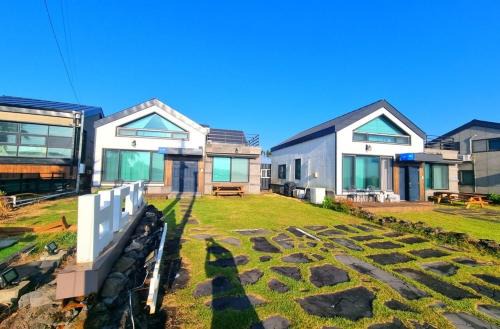 Seongsan House | Jeju Badamajoong Pension