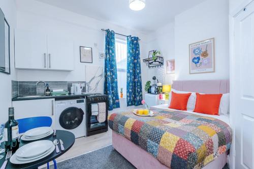Leamington Spa Apartment | Jephsons Lodge Studio 7 - Town Centre, WiFi, Free Disney & Prime