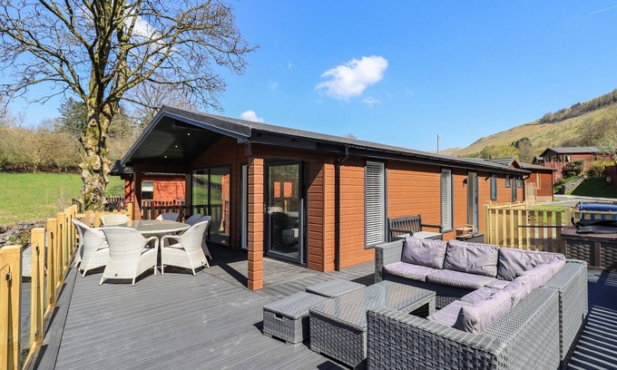Troutbeck Cottage | JINNYSPINNER LODGE, pet friendly, with a garden in Windermere