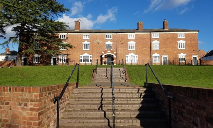Stourport-on-Severn House | JJ's "Gin Palace" luxury riverside town house