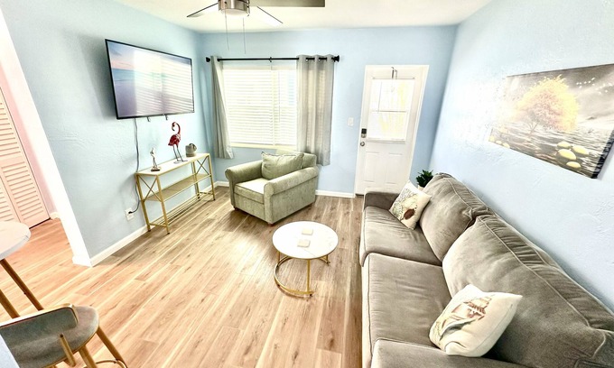 Madeira Beach Apartment | Johns Pass Retreat 1~Walk to 100+ Vendors & Beach