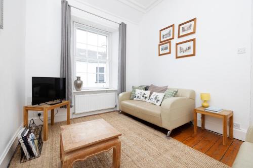Old Town Apartment | JOIVY Cosy Flat in the Heart of Edinburgh