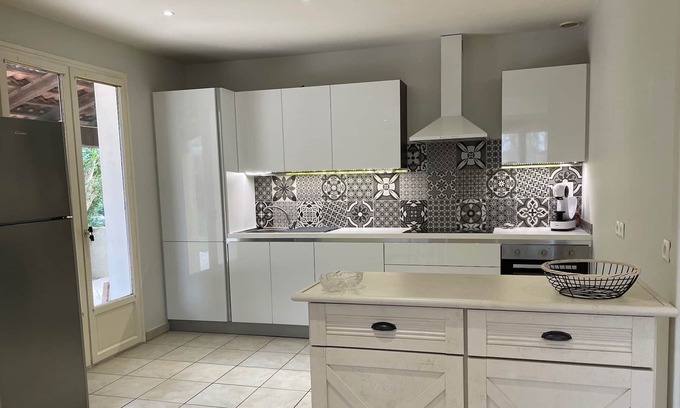Florensac Villa | Jolie Villa Avec Garage , Parking Privé et Jardin a 15 mn des Plages