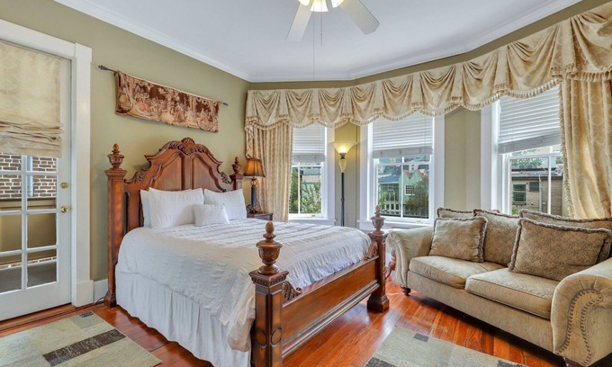 Historic Downtown Savannah Condo | Jones St Apartment with Old Savannah Charm