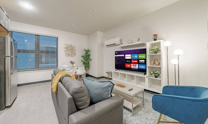 Westown Apartment | Journal Commons 312 · Elegant 1BR Apt | Fast WI-FI | Near Lake Michigan