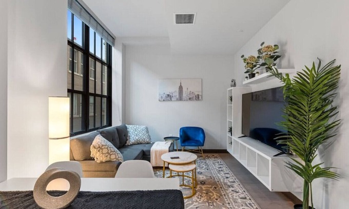 Westown Apartment | Journal Commons 325 · Luxurious Cozy 1BR near Historic Third Ward