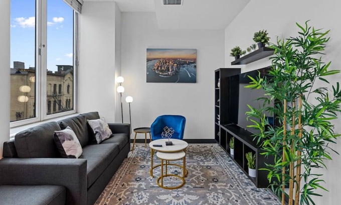 Westown Apartment | Journal Commons 335 · Modern Luxury 1BR w/ view of Fiserv Forum