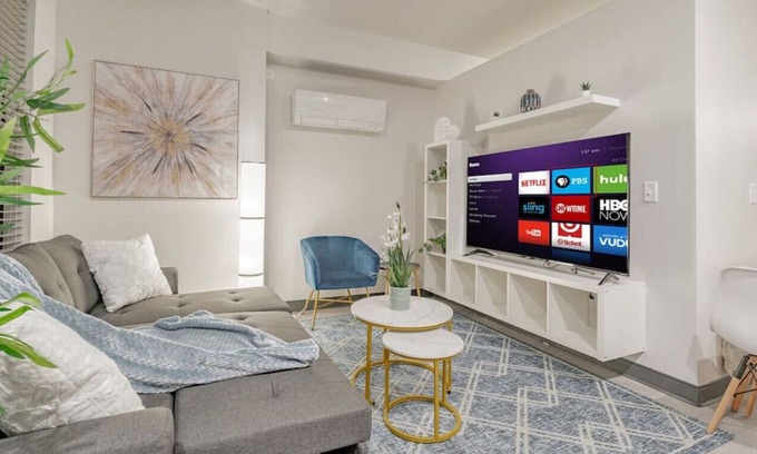 Westown Apartment | Journal Commons 425 · Glamorous 1BR Suite | Fast WI-FI | Fiser Forum
