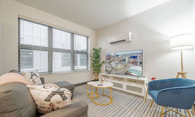 Westown Apartment | Journal Commons 427 · MKE's Upperclass | Panther Stad | Fast WI-FI & Gym