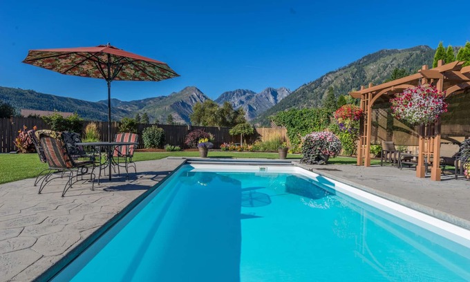 Leavenworth House | Joyful Place ~ Saltwater Pool ~ Hot Tub ~ Game Room