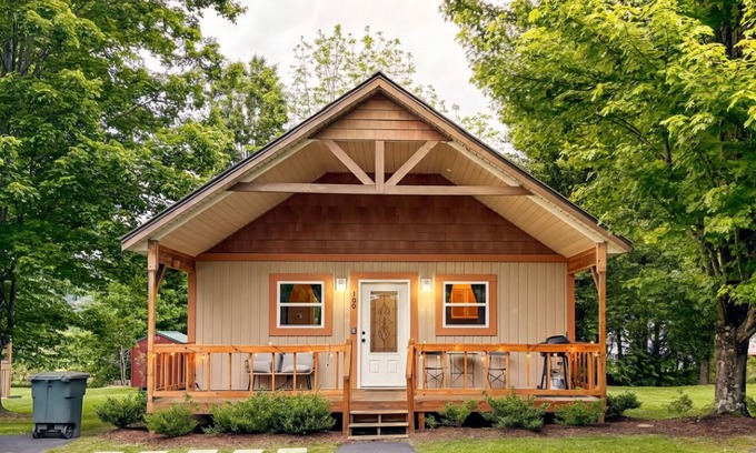 Andrews Cabin | Junaluska Creek Cabin - Cozy 2-bedroom cabin in charming Andrews with AC