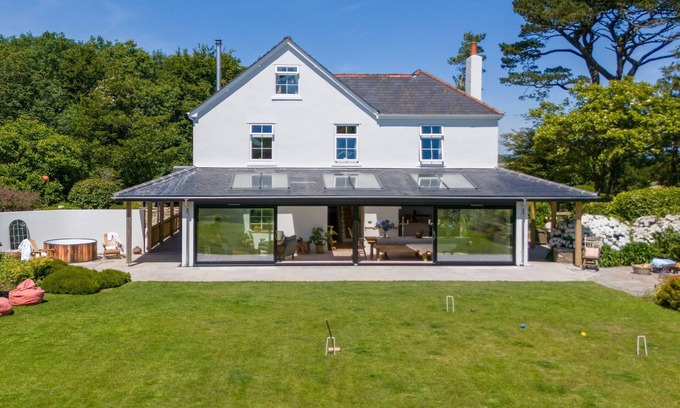 Kingsbridge Cottage | Juniper House - a house that sleeps 17 guests in 8 bedrooms
