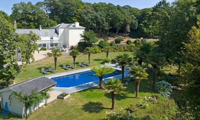 Camborne House | Juniper's Stable - rest and relax in style