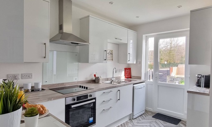 Southampton Apartment | Juniper Upstairs Apartment Sleeps 9
