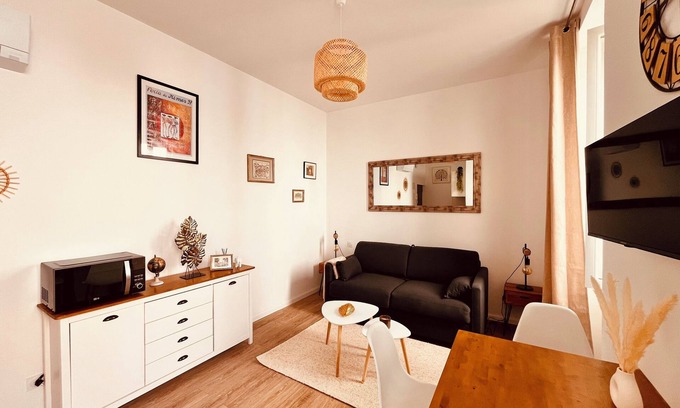 Nimes City Centre Apartment | Just 2 minutes from the Arena! Studio with A/C/Wifi