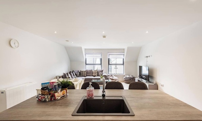 Portrush Apartment | Just 2 mins from both East & West Strand beaches, this 2BR Portrush apartment is perfect for families! Sleeps 5, walk to shops & cafes, sea-view rooftop terrace, smart lock check-in, and fully stocked for comfort. North Coast fun starts here!