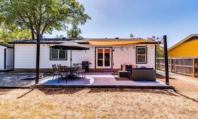 Austin House | Just minutes to dazzling Downtown Austin, Sleeps 10, 3 Full Baths, 2 kitchens