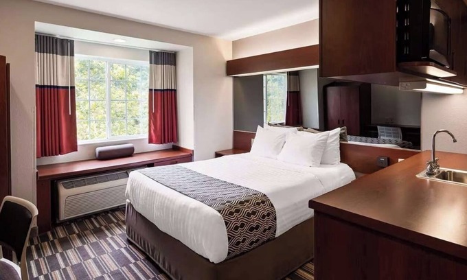 Morgantown Hotel | Just Minutes to Downtown: Relaxing Queen Suite Ideal for Couple Stay