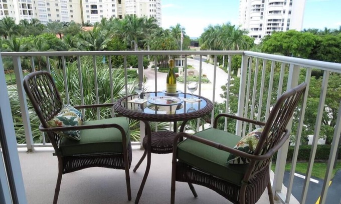 Marco Island Apartment | Just Steps To The Beach and exclusive hotels on Marco Island