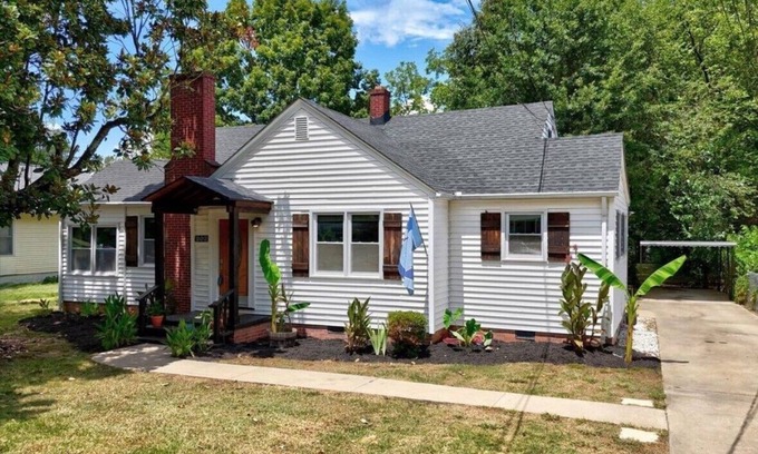Greer House | Just updated! Downtown Greer house. Walk to downtown shops. Fenced in backyard
