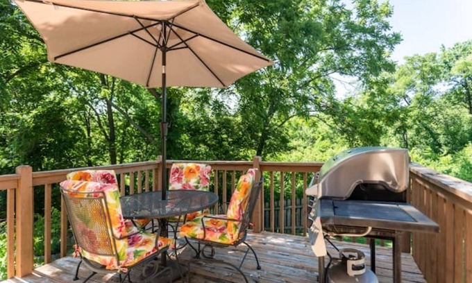 Lenexa House | K K Q Beds~3 Bdrm 2.5 Baths~Walking Trails~Park