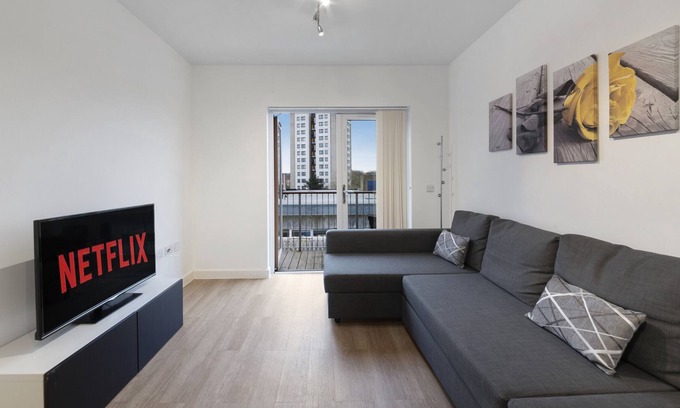 Hatfield Apartment | K Suites - Central 2 bed Apt w/ free parking