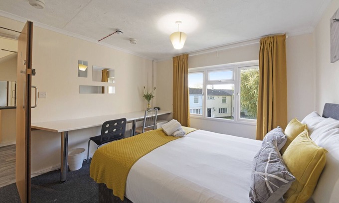 Hatfield Apartment | K Suites - Cozy 4 bed Flat w/ free parking