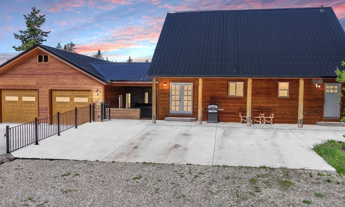 Island Park Ski Chalet | KABINO: Hot Tub Fire Pit Sauna PS3 and 4 Grill WiFi Loft