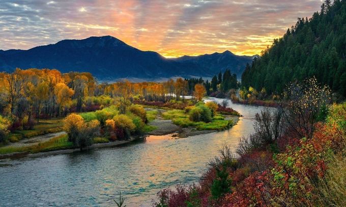 Swan Valley House | Kabino: Snake River Roadhouse #2 A/C WiFi Bar Below Pool Table Shuffleboard Yummy Food
