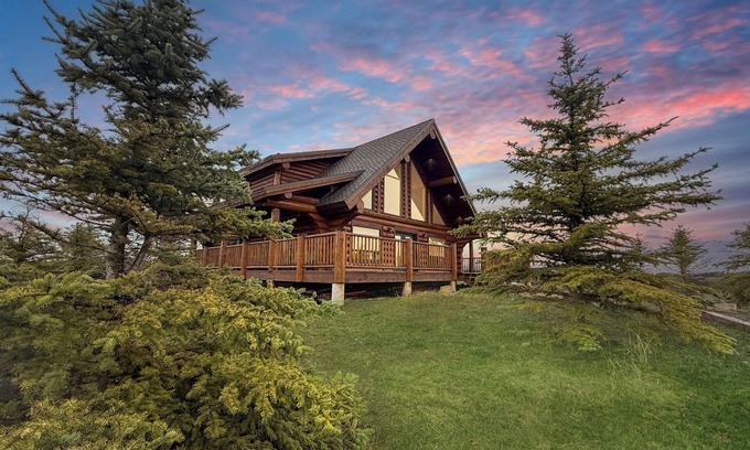 Island Park House | KABINO: Snowmobile trailer parking! Close to Yellowstone