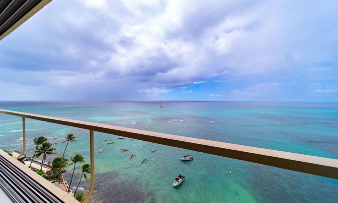 Diamond Head - Kapahulu - St. Louis Condo | Kaimana Breeze by Gather: Luxe Oceanfront Condo w/Beach & Fireworks Views