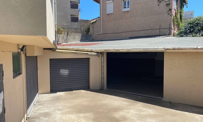 Saint-Charles Apartment | Kaki apartment with patio 10 minutes from the train station and La Friche