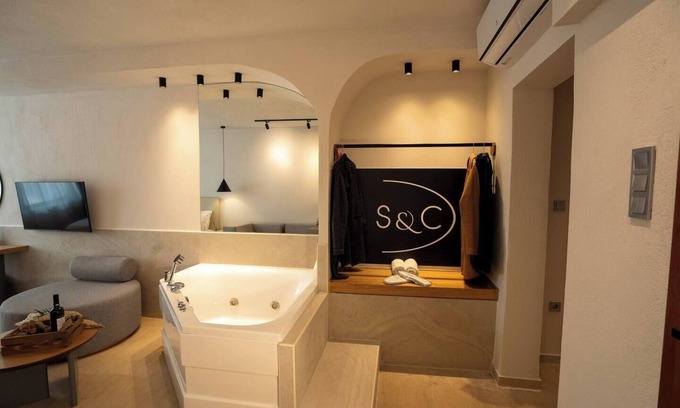 Thessaloniki City Centre Condo | Kallipso mini Jacuzzi Suite