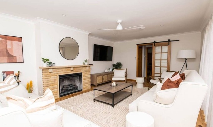 Calare House | Karimi House - Spacious, Sleeps 8, EV Charger