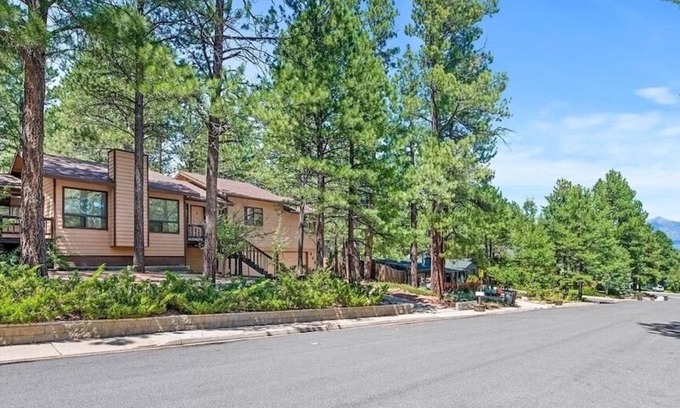 Flagstaff House | Kathy’s Cabin, King Bed, Hot Tub, Near-NAU, Perfect Year-Round Mountain Getaway!