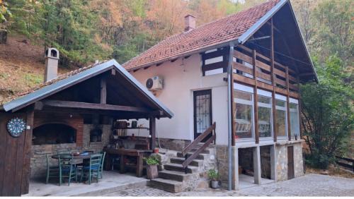 Mladenovac House | KavanaKunt