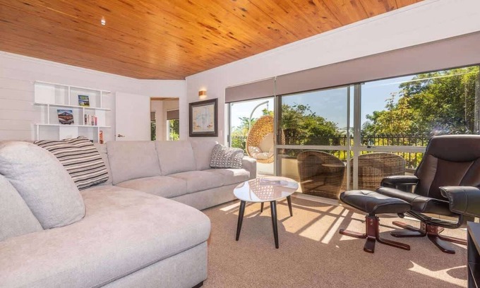 Kawaha Point House | Kawaha Pt Gem | Great Location with Lake Views