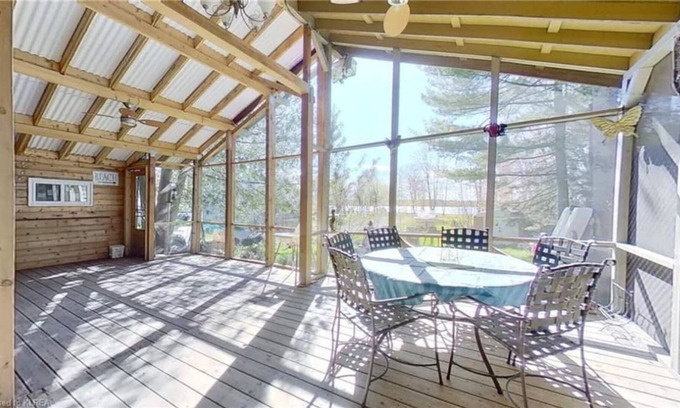 Carden Cottage | Kawartha Cottage on The Lake - With HotTub!