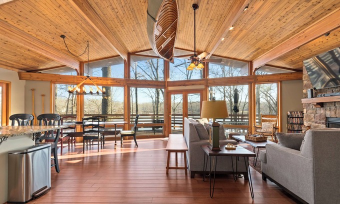 Benton House | Kentucky Lake 3 BR 2 Bath Private Home W/Private Dock and pontoon rental