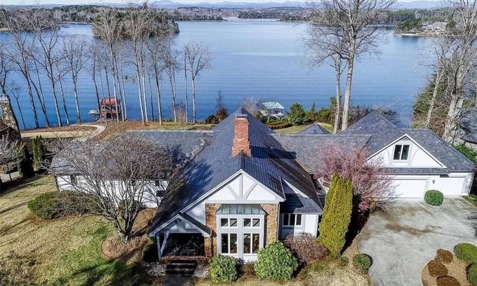 Seneca House | Keowee's Majestic Mountain View