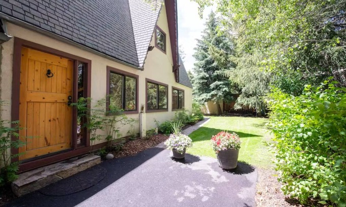 Ketchum House | Ketchum Cottage- Pet Friendly, Private Hot Tub, Walk to Downtown