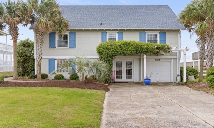 Caswell Beach House | Kickback Cottage~ Private Beach Access, Pool Table, Sunrises on the Porch!